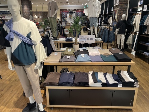 メンズ￥2990売場画像【テーブル】